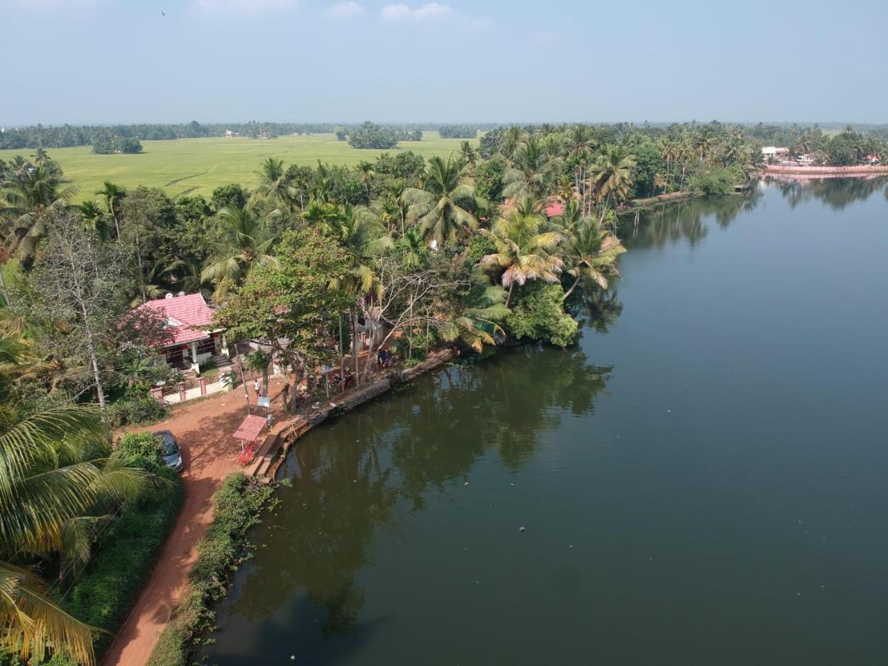 Punerjeni Homes Alappuzha Экстерьер фото